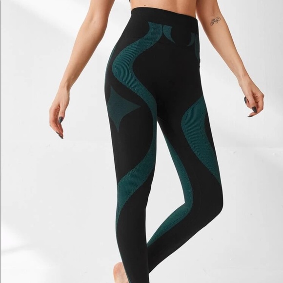 Comfy Sports Leggings with Green Accents NWT - Picture 6 of 6